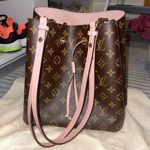Louis Vuitton NÉONOÉ bag in pink